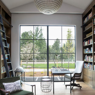 Idéer för mycket stora eklektiska arbetsrum, med ett bibliotek, vita väggar, ljust trägolv, ett fristående skrivbord och beiget golv