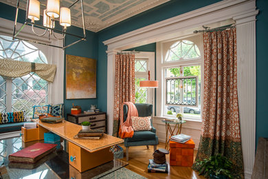 フィラデルフィアにあるお手頃価格の広いエクレクティックスタイルのおしゃれなホームオフィス・書斎 (青い壁、無垢フローリング、自立型机、茶色い床) の写真