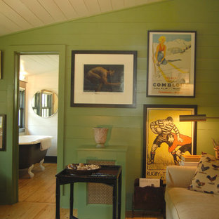 Shabby chic-inspirerad inredning av ett arbetsrum, med gröna väggar och beiget golv