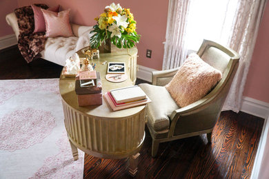 ニューヨークにあるお手頃価格のトランジショナルスタイルのおしゃれなホームオフィス・書斎 (ピンクの壁、濃色無垢フローリング、自立型机) の写真