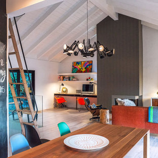 Idées déco pour un bureau éclectique de taille moyenne avec un mur blanc, un sol en bois clair, un manteau de cheminée en plâtre, un bureau intégré et une cheminée standard.