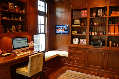 Bild på ett hemmabibliotek, med ett inbyggt skrivbord