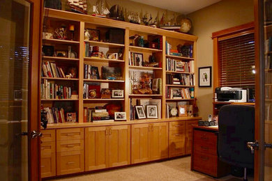 Imagen de despacho de tamaño medio con paredes beige, moqueta y escritorio independiente