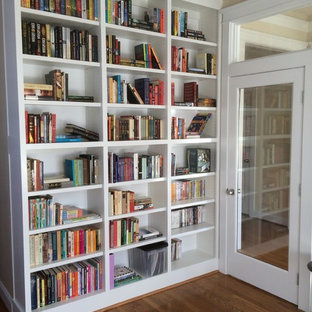 Inspiration för små klassiska arbetsrum, med ett bibliotek, beige väggar, mellanmörkt trägolv och brunt golv