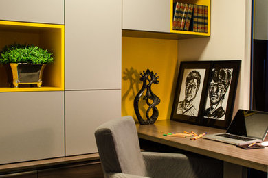 他の地域にあるコンテンポラリースタイルのおしゃれなホームオフィス・書斎 (白い壁、造り付け机、ベージュの床) の写真