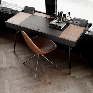 Esempio di uno studio nordico di medie dimensioni con pareti nere, parquet chiaro, nessun camino, scrivania autoportante e pavimento marrone