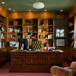 Mittelgroßes Klassisches Arbeitszimmer ohne Kamin mit Arbeitsplatz, grüner Wandfarbe, freistehendem Schreibtisch, Teppichboden und rotem Boden in Boston
