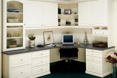 Foto de despacho tradicional de tamaño medio sin chimenea con paredes blancas, escritorio empotrado y suelo negro