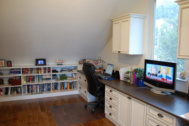 リッチモンドにある広いトラディショナルスタイルのおしゃれな書斎 (白い壁、濃色無垢フローリング、暖炉なし、造り付け机、茶色い床) の写真
