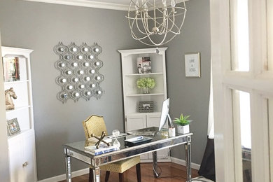 Ejemplo de despacho tradicional renovado de tamaño medio con paredes grises, suelo de madera en tonos medios y escritorio independiente