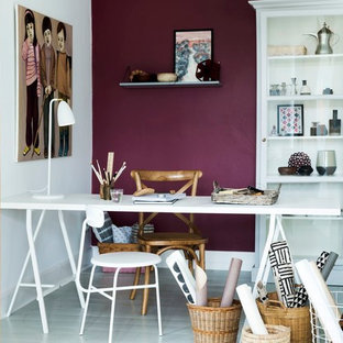 Idéer för att renovera ett litet vintage hemmabibliotek, med ett fristående skrivbord, lila väggar, målat trägolv och grått golv