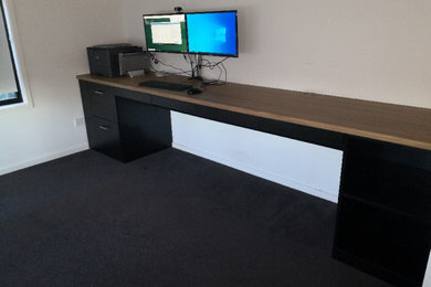 Imagen de despacho moderno pequeño con escritorio empotrado