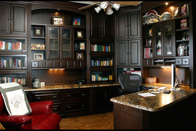 Imagen de despacho tradicional con suelo de madera en tonos medios y escritorio empotrado