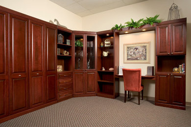 Ejemplo de despacho tradicional de tamaño medio sin chimenea con paredes beige, moqueta, escritorio empotrado y suelo beige