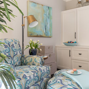 Inspiration för mellanstora klassiska hobbyrum, med beige väggar, mörkt trägolv och ett inbyggt skrivbord