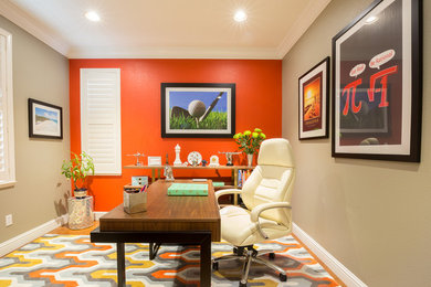 Источник вдохновения для домашнего уюта: кабинет среднего размера в современном стиле с серыми стенами, светлым паркетным полом и отдельно стоящим рабочим столом
