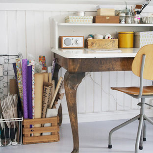 Inspiration pour un bureau style shabby chic avec un mur blanc et un bureau indépendant.