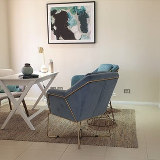 Immagine di un ufficio contemporaneo di medie dimensioni con pareti bianche, pavimento con piastrelle in ceramica, scrivania autoportante e pavimento beige