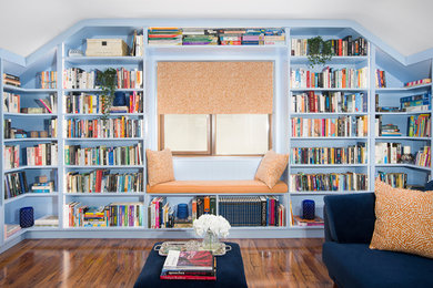 他の地域にあるラグジュアリーな中くらいなコンテンポラリースタイルのおしゃれなホームオフィス・書斎 (ライブラリー、青い壁、無垢フローリング、暖炉なし、造り付け机、茶色い床) の写真