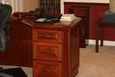 Imagen de despacho clásico de tamaño medio sin chimenea con paredes beige, moqueta y escritorio independiente