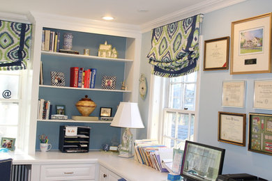フィラデルフィアにあるお手頃価格の中くらいなトランジショナルスタイルのおしゃれな書斎 (青い壁、造り付け机、濃色無垢フローリング、茶色い床) の写真
