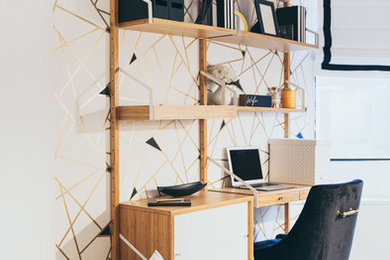 Foto de despacho moderno pequeño con paredes blancas, moqueta, escritorio empotrado y suelo beige