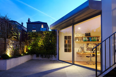 ロンドンにある高級な小さなコンテンポラリースタイルのおしゃれなホームオフィス・書斎 (白い壁、淡色無垢フローリング、造り付け机) の写真