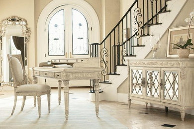 Diseño de despacho clásico grande sin chimenea con paredes beige, suelo de baldosas de cerámica, escritorio independiente y suelo beige