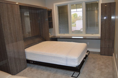 Exempel på ett mellanstort klassiskt sovrum, med grå väggar, heltäckningsmatta och beiget golv
