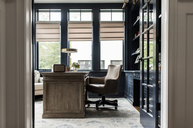 Идея дизайна: рабочее место среднего размера в стиле неоклассика (современная классика) с синими стенами и отдельно стоящим рабочим столом