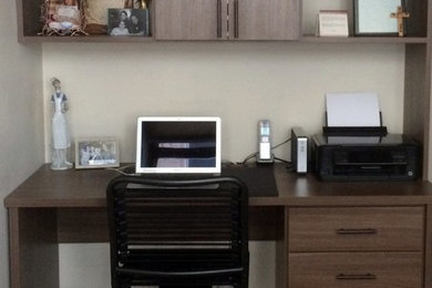 Imagen de despacho minimalista con paredes beige, moqueta y escritorio empotrado
