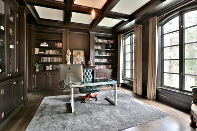 Ejemplo de despacho tradicional de tamaño medio sin chimenea con suelo de madera oscura, escritorio independiente, paredes marrones y suelo marrón