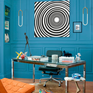 Mittelgroßes Modernes Arbeitszimmer mit Arbeitsplatz, blauer Wandfarbe, braunem Holzboden, freistehendem Schreibtisch, braunem Boden und vertäfelten Wänden in Boston