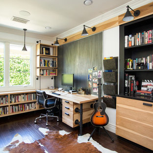 Cette image montre un bureau design de type studio avec un mur blanc, un sol en bois foncé, un bureau intégré et un sol marron.