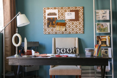 Imagen de despacho actual con paredes azules y escritorio independiente