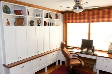 Inspiration for a timeless home office remodel in Bridgeport