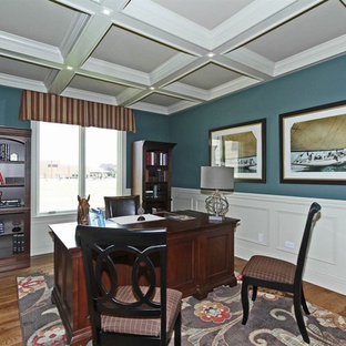 Idées déco pour un grand bureau classique avec un mur bleu, un sol en bois brun, aucune cheminée et un bureau indépendant.