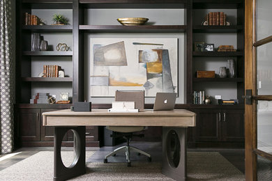 Diseño de despacho tradicional renovado sin chimenea con paredes grises, suelo de madera oscura y escritorio independiente