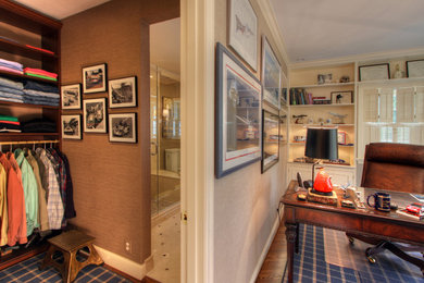 Imagen de despacho clásico de tamaño medio sin chimenea con paredes beige, suelo de madera en tonos medios y escritorio independiente