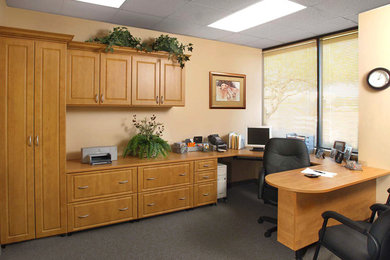 Imagen de despacho tradicional grande con paredes beige, moqueta y escritorio empotrado