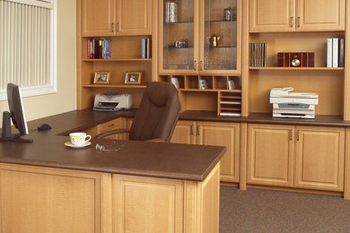 Ejemplo de despacho clásico grande sin chimenea con paredes beige, moqueta y escritorio empotrado