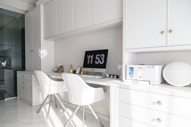 Стильный дизайн: домашняя мастерская среднего размера в современном стиле с белыми стенами, мраморным полом, встроенным рабочим столом и белым полом - последний тренд