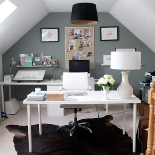 Idéer för att renovera ett litet vintage hemmabibliotek, med grå väggar och ett fristående skrivbord