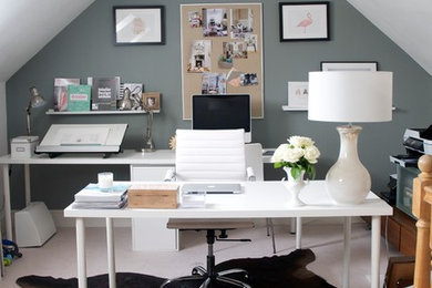Kleines Klassisches Arbeitszimmer ohne Kamin mit grauer Wandfarbe, freistehendem Schreibtisch und Arbeitsplatz in Berkshire