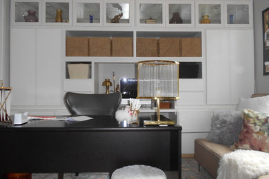 Diseño de despacho ecléctico de tamaño medio con paredes beige, moqueta, suelo multicolor y escritorio empotrado