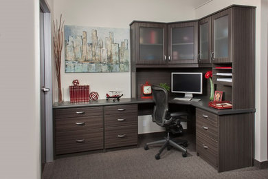 Ejemplo de despacho minimalista de tamaño medio sin chimenea con paredes blancas, moqueta y escritorio empotrado
