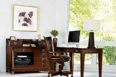 Diseño de despacho tradicional renovado de tamaño medio sin chimenea con paredes blancas, moqueta, escritorio independiente y suelo gris