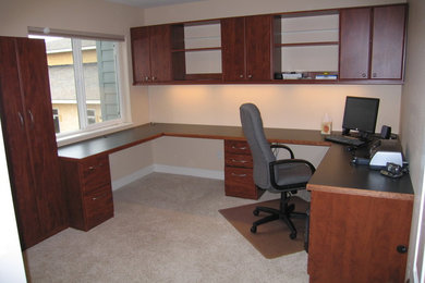 Foto de despacho tradicional grande sin chimenea con paredes beige, moqueta y escritorio empotrado