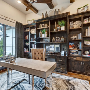 Cette photo montre un bureau chic avec un mur blanc, un sol en bois brun, un bureau indépendant, un sol marron et un plafond en poutres apparentes.