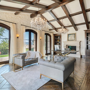 Immagine di un grande ufficio design con pareti beige, parquet scuro, camino classico, cornice del camino in pietra, scrivania autoportante e pavimento marrone